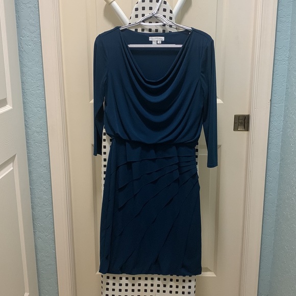 Teal colored 3/4 sleeve Dress with great skirt detail - Size 4 - Picture 2 of 5
